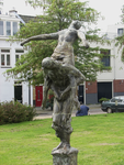905148 Afbeelding van het bronzen beeld 'Twee spelende kinderen', gemaakt door Jan van Luijn (1916-1995) uit 1973, in ...